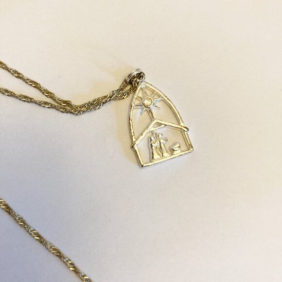 Silver Nativity Necklace on 12" chain featuring Cubic Zirconia star Christmas - Picture 2 of 6
